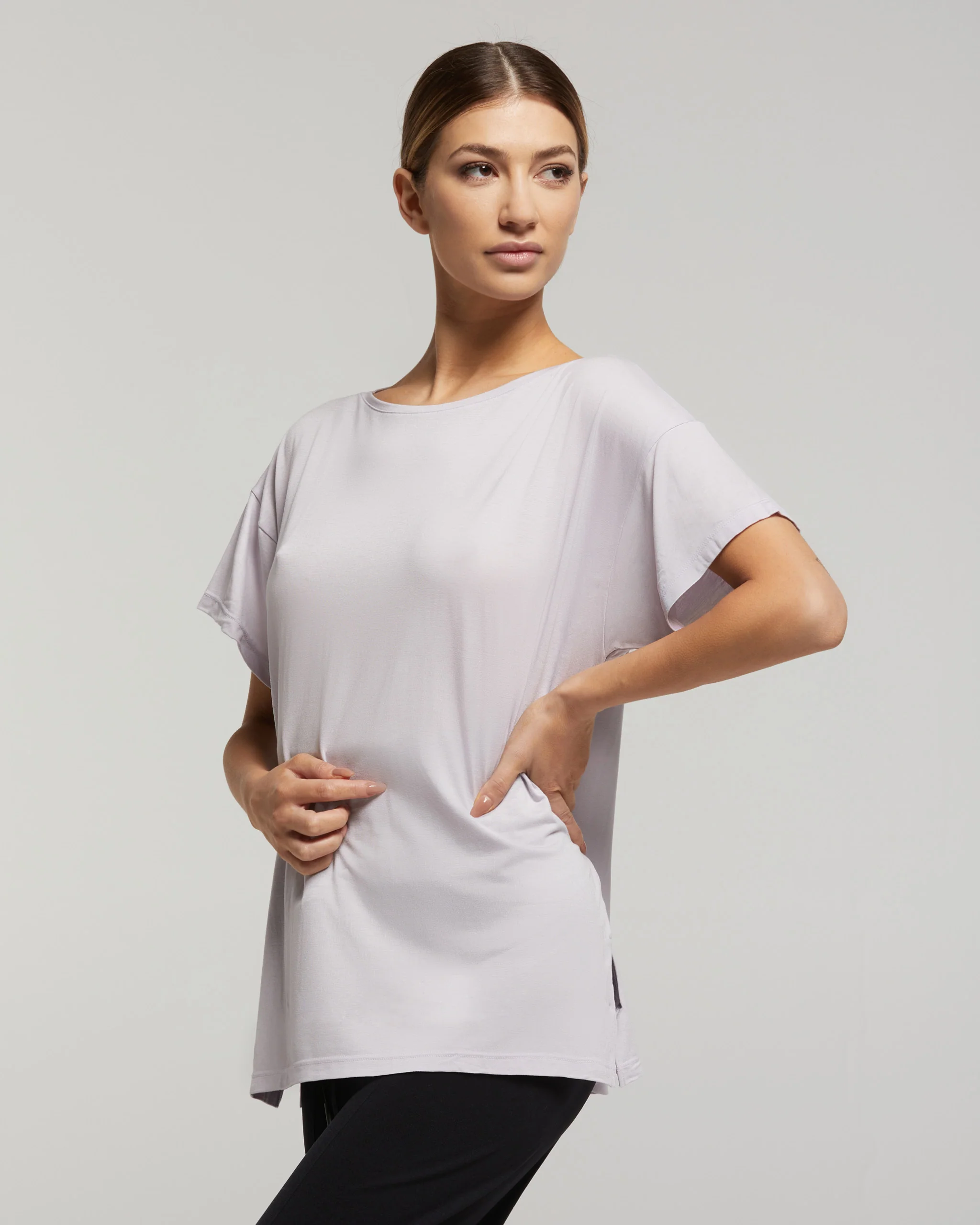 Maglia manica corta scollo barchetta in viscosa sostenibile vestibilità over - Image 3